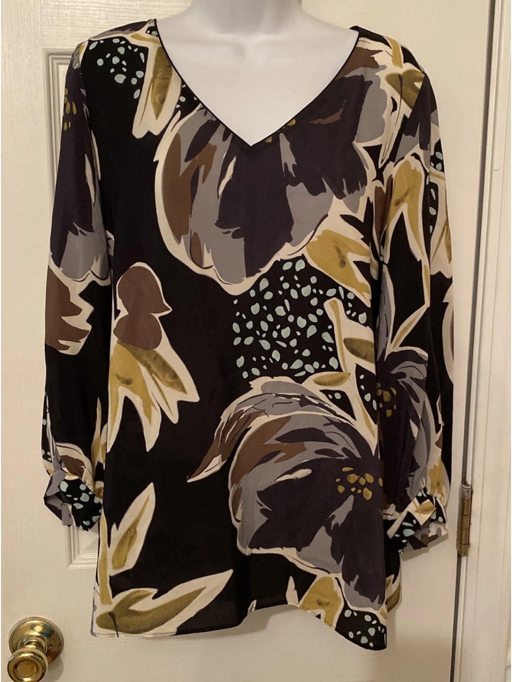 Layfayette 148 New York 100% Silk V- Neck Womens Pullover Blouse Size Medium NWT